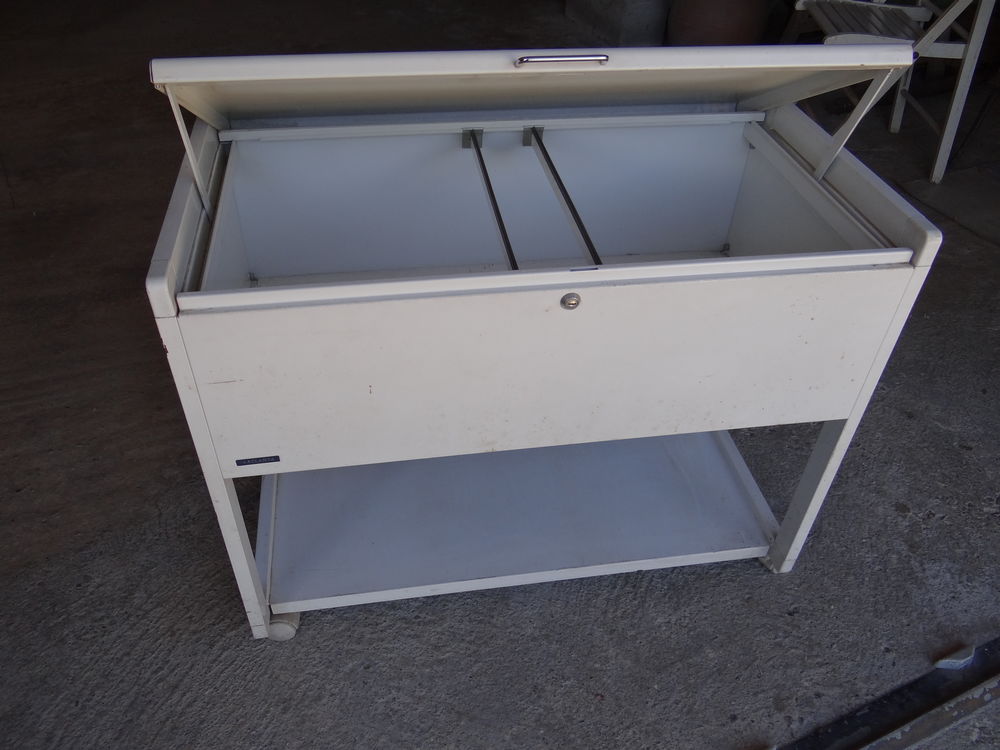 Classeur m�tallique de bureau. 30 Ruoms (07)