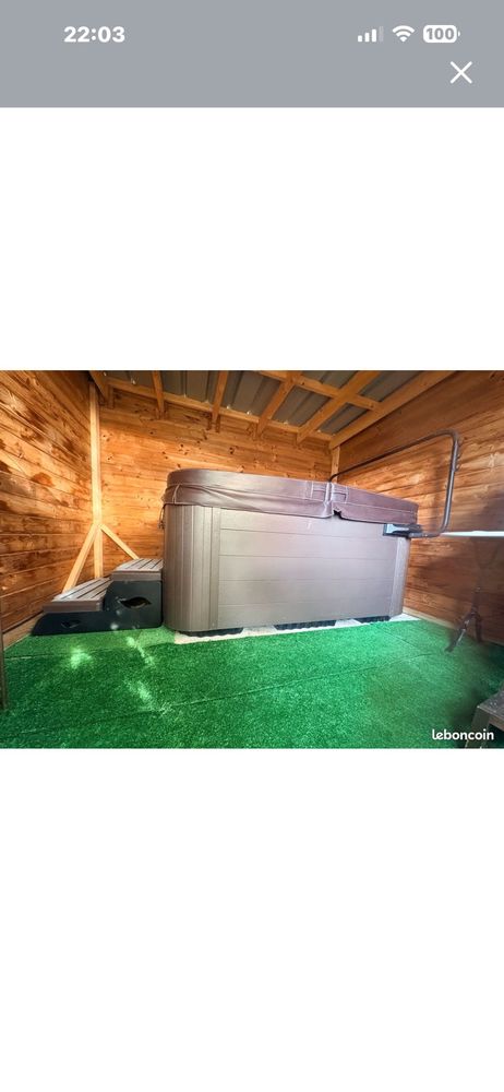 Spa Clearwater 3 places. �tat neuf . � saisir 5500 Castagniers (06)