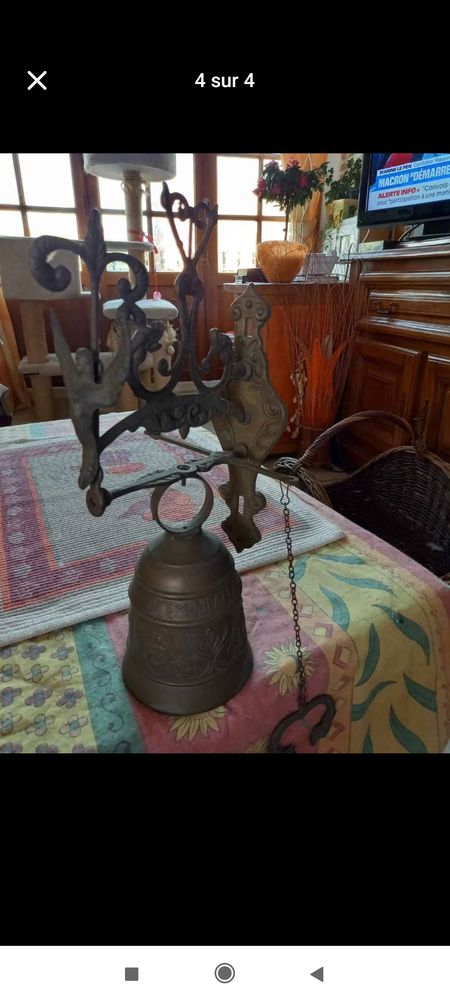 Cloche en bronze avec son support 55 Emmerin (59)