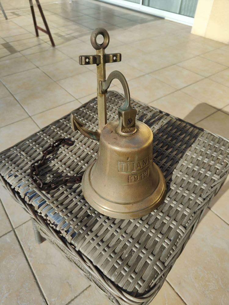 CLOCHE DECORATIVE MURAL 75 Boulazac (24)