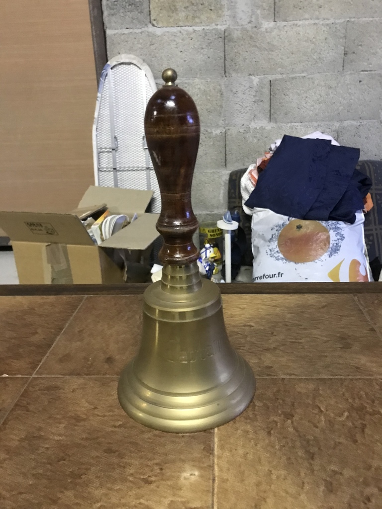 Cloche de table en laiton avec manche en bois 15 Saint-Cast-le-Guildo (22)