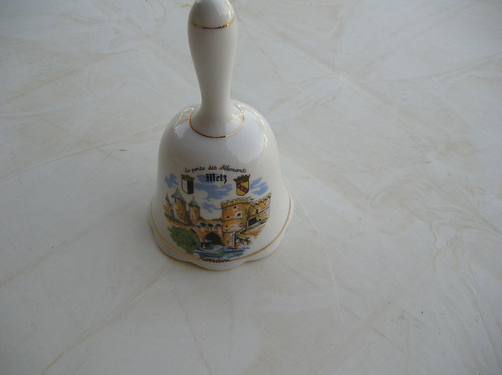 Cloche de table  en  porcelaine ? neuve
10 Sept�mes-les-Vallons (13)