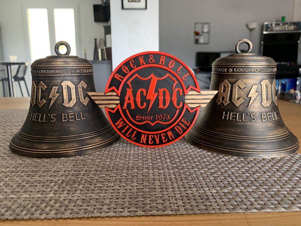 lot cloches et insigne acdc 70 Les Mages (30)