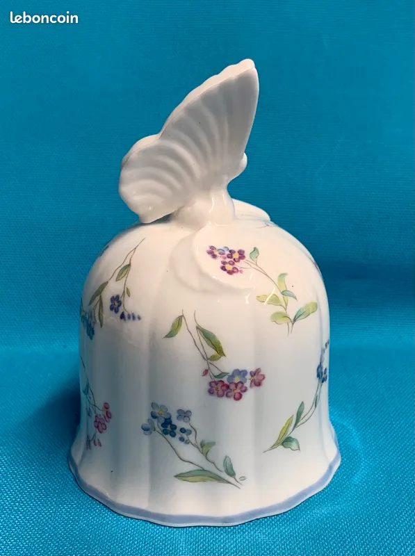 clochette de table en porcelaine - provenance  Angleterre 20 Br�tigny-sur-Orge (91)