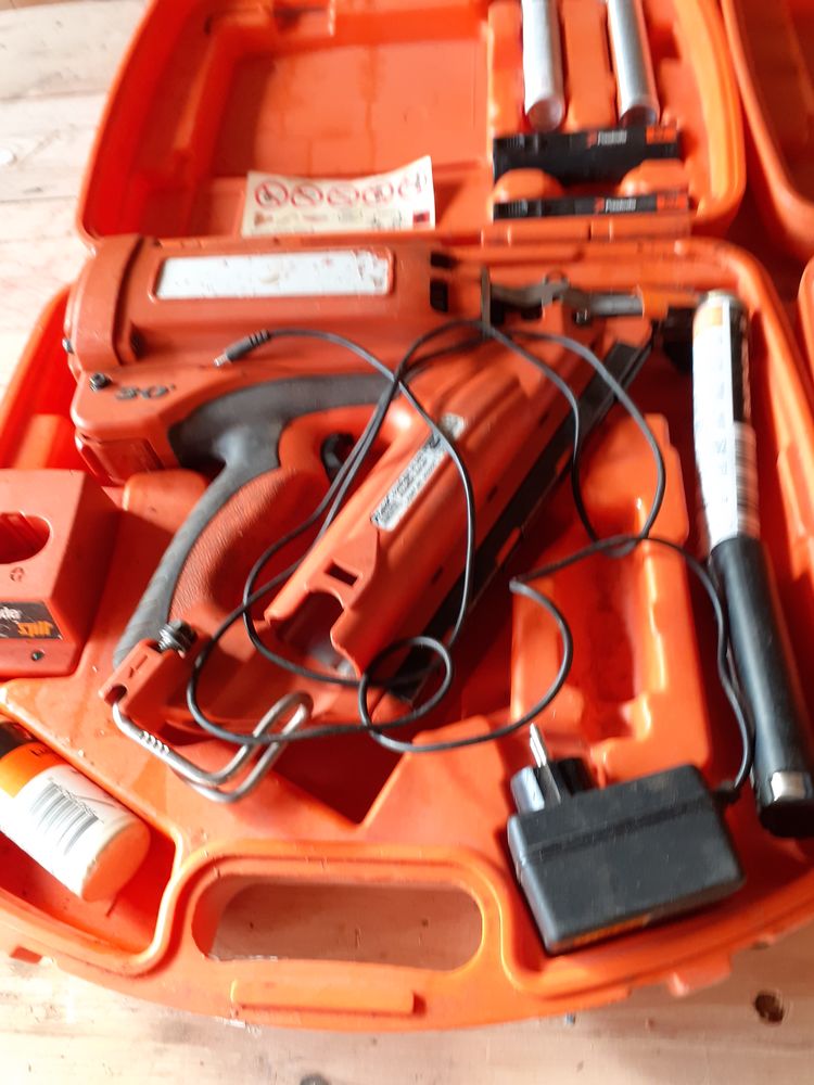 cloueur de charpente 250 Bussi�re-Galant (87)