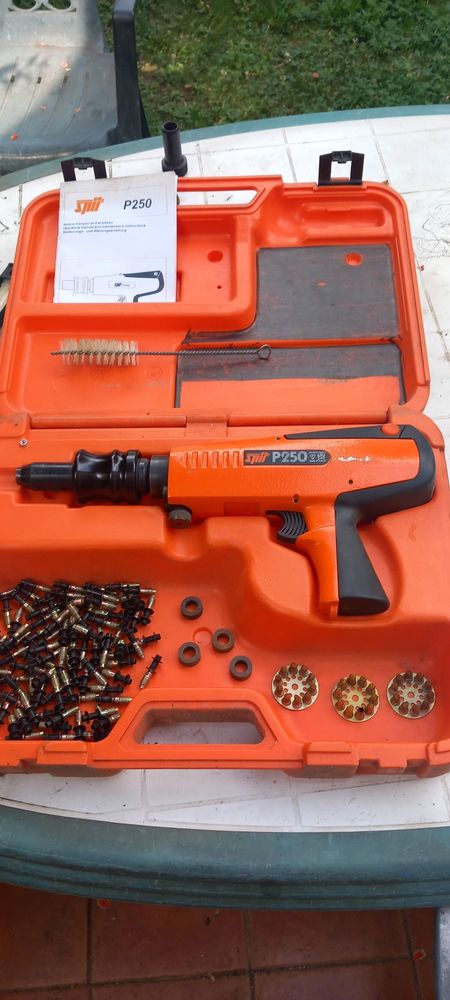 Clouteuse spit a cartouche 80 Communay (69)