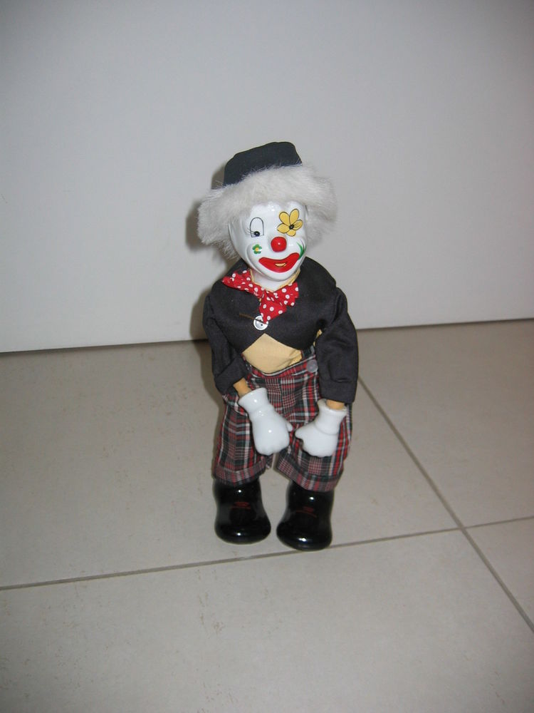Clown automate m�canique porcelaine. 15 Le Vernois (39)