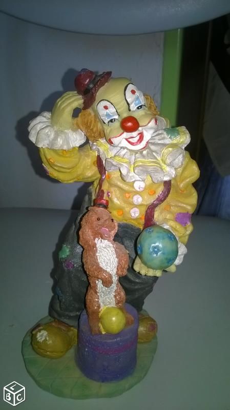 Clown avec petit chien 
Excellent etat
En c�ramique
19 c
5 Talange (57)