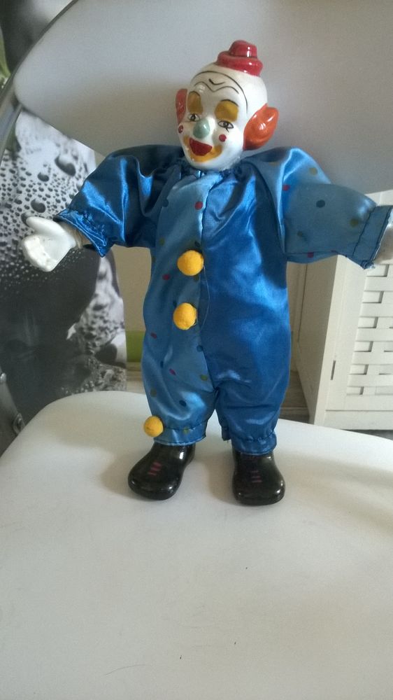 Clown bleu en porcelaine 
articule 
Tres belle pi�ce 
3
10 Talange (57)