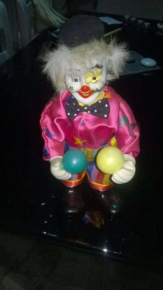 Clown musical Articule en porcelaine 
35 cm de haut avec r
5 Talange (57)