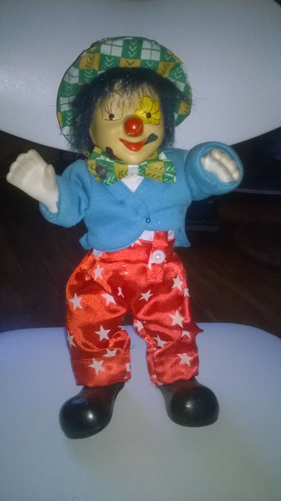 Clown musical bleu 
Anime avec musique
33 cm de haut 
10 12 Talange (57)
