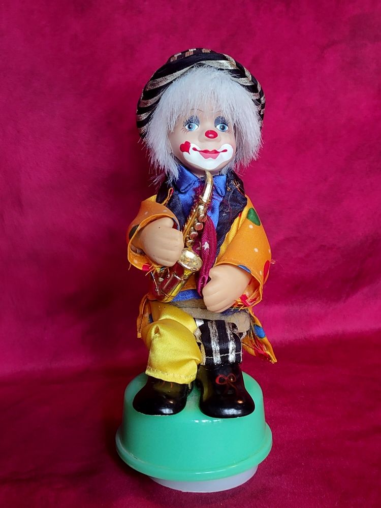 Clown musical''joueur de saxophone'' 10 Avermes (03)