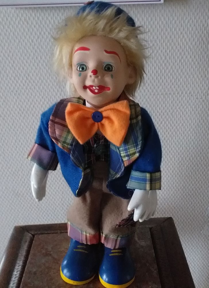 Clown musicien, automate musical avec remontoir, en porcelaine 12 Montauban (82)