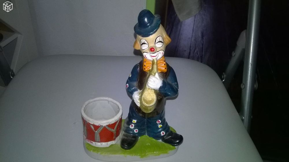 Clown musicien en c�ramique
Pour encens ou autres
18 cm 
5 Talange (57)