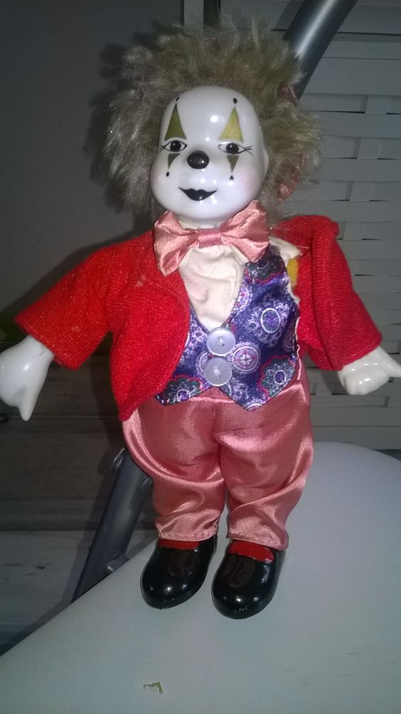 Clown en porcelaine t�te bras et corps mobiles
24 cm de hau 10 Talange (57)
