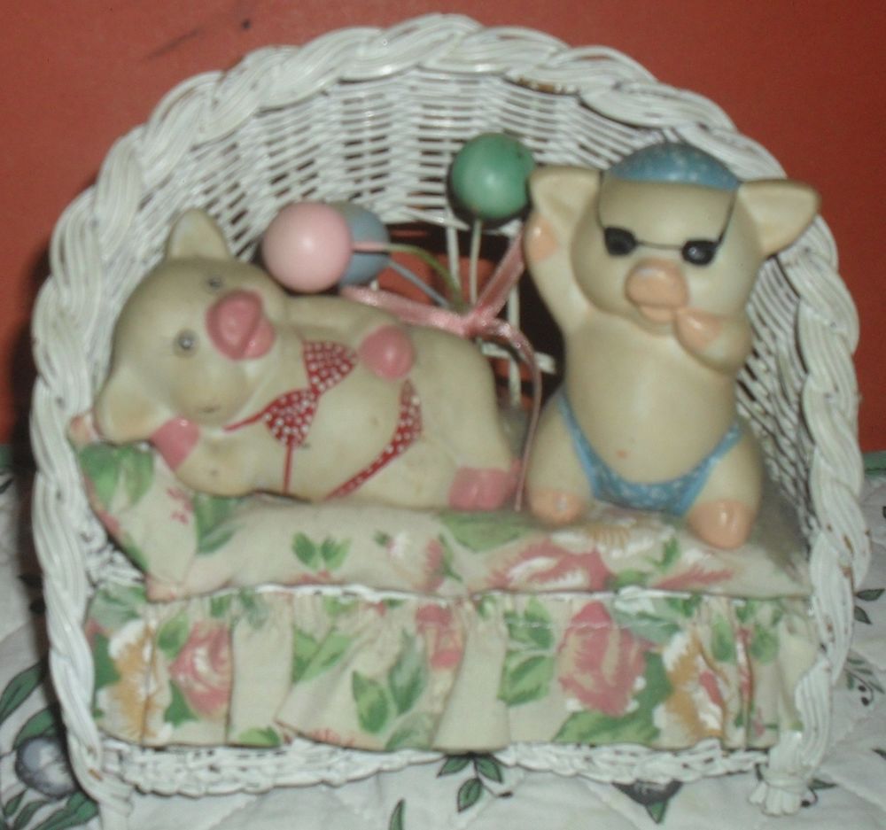 2 cochons en maillot de bain sur banquette. 20 Montreuil (93)