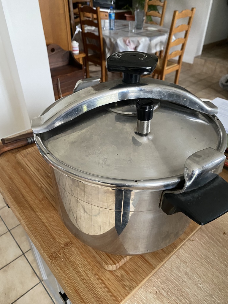 Cocotte-minute en inox avec poign�es noires 25 Montpon-M�nest�rol (24)