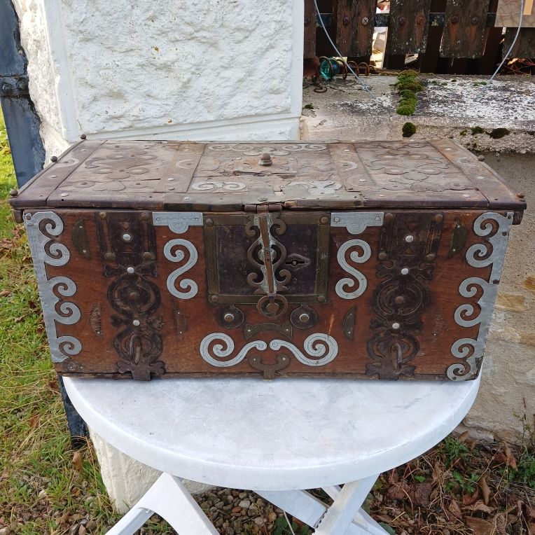 coffre ancien bois & m�tal 230 Vendeuvre-du-Poitou (86)
