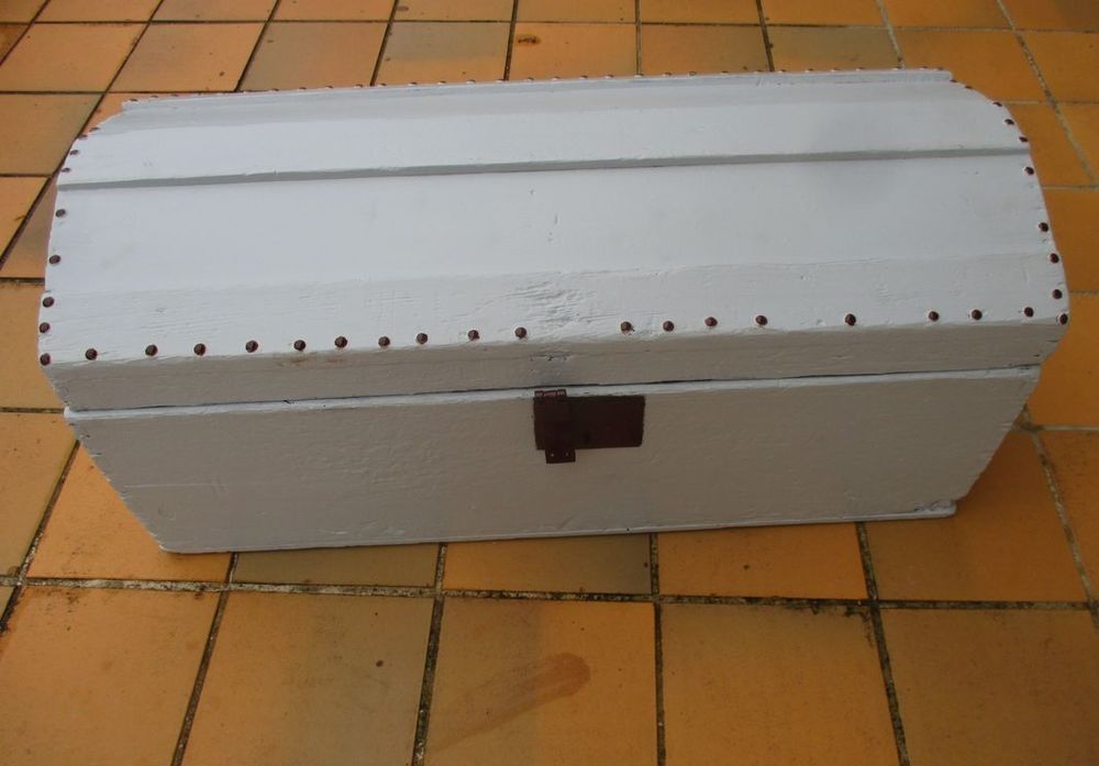 coffre ancien clout� en bois peint 80 P�ronnas (01)