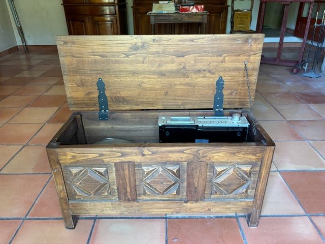 Coffre bois massif
bon etat 50 Aubagne (13)