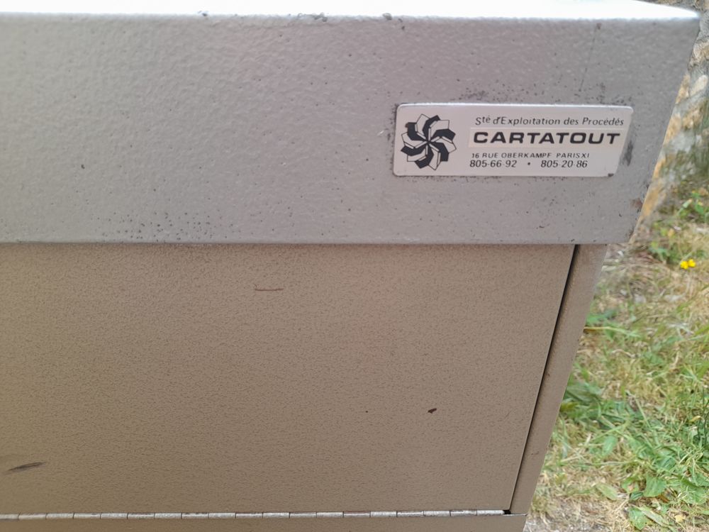 Coffre de bureau en fer sur roulettes 120 Marcigny (71)