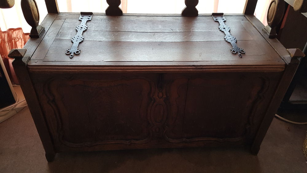 coffre en ch�ne massif sculpt� main fabrication personnelle 40 Chen�ve (21)