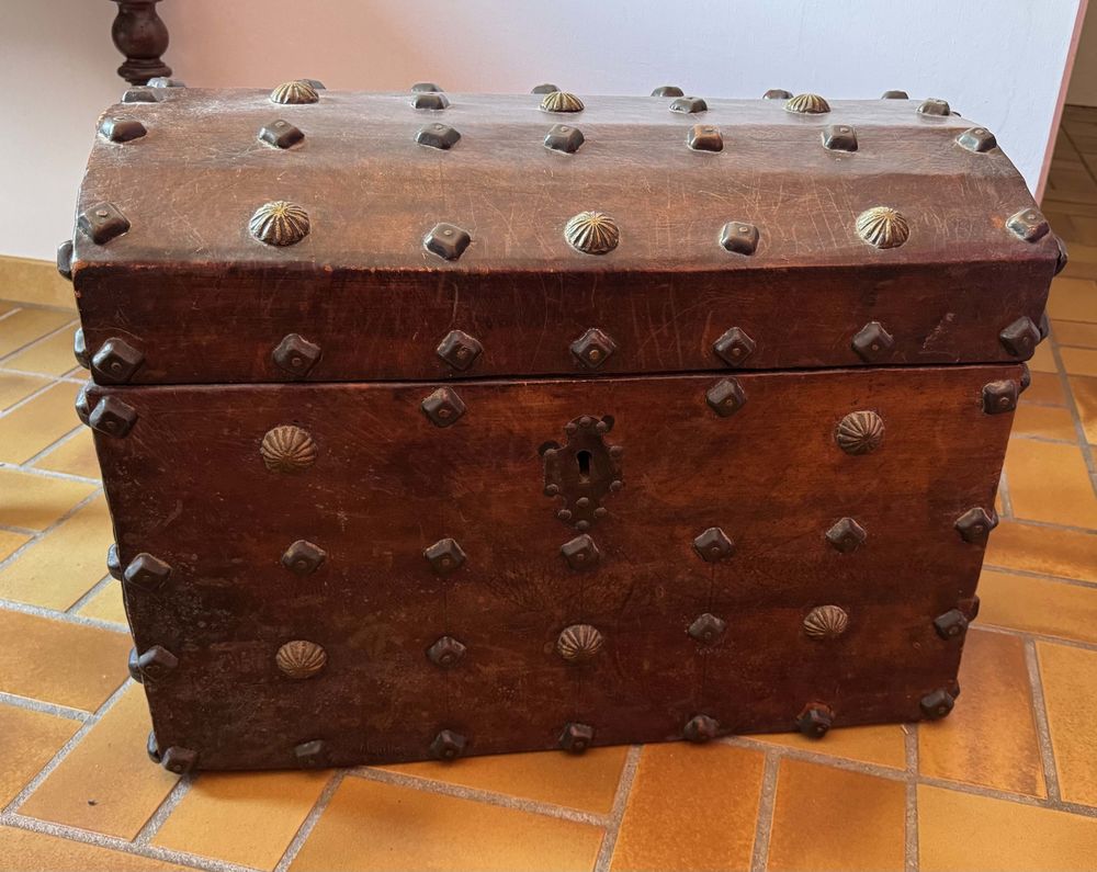 Coffre en cuir clout� 0 Le Cannet (06)