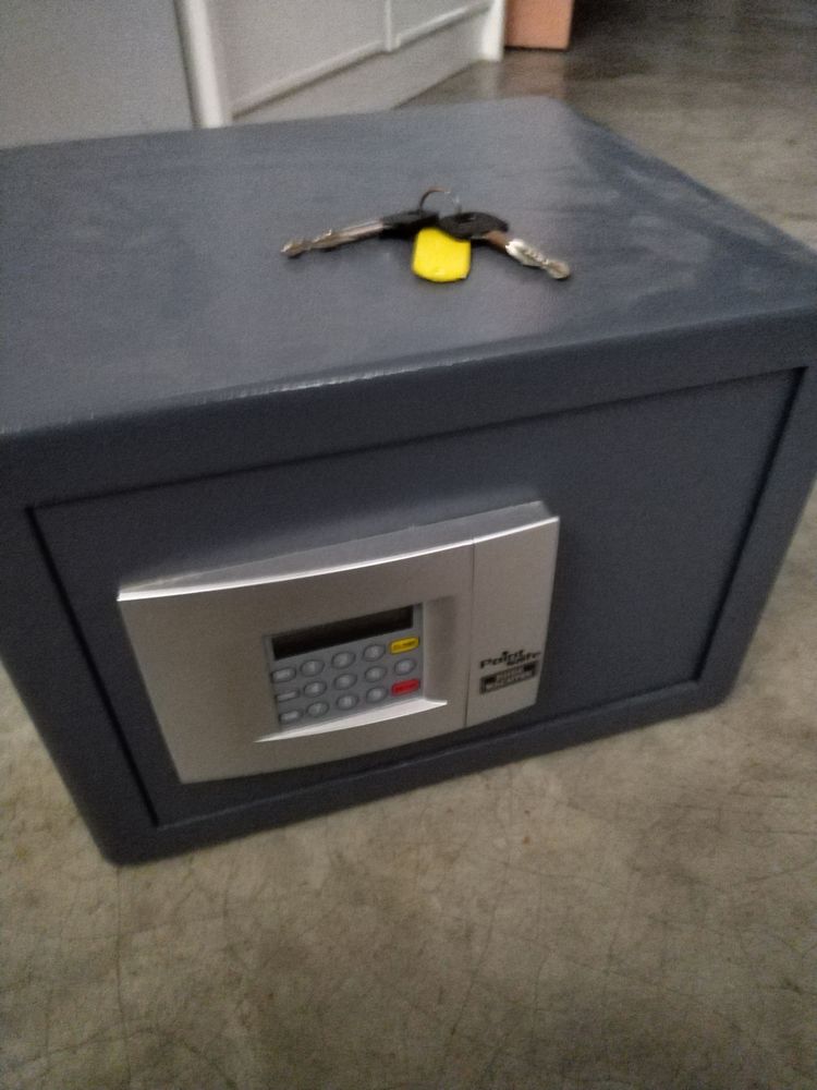 Coffre fort Burg Wachter jamais utilis�. 100 La Calmette (30)