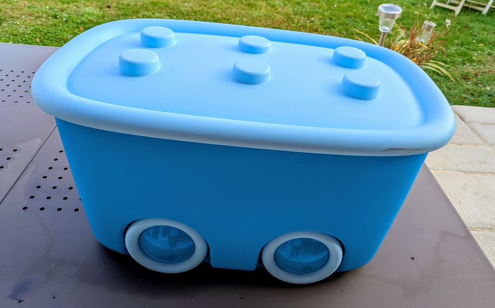 Coffre jouet roulant plastique bleu 10 Saint-Maurice-sur-Fessard (45)