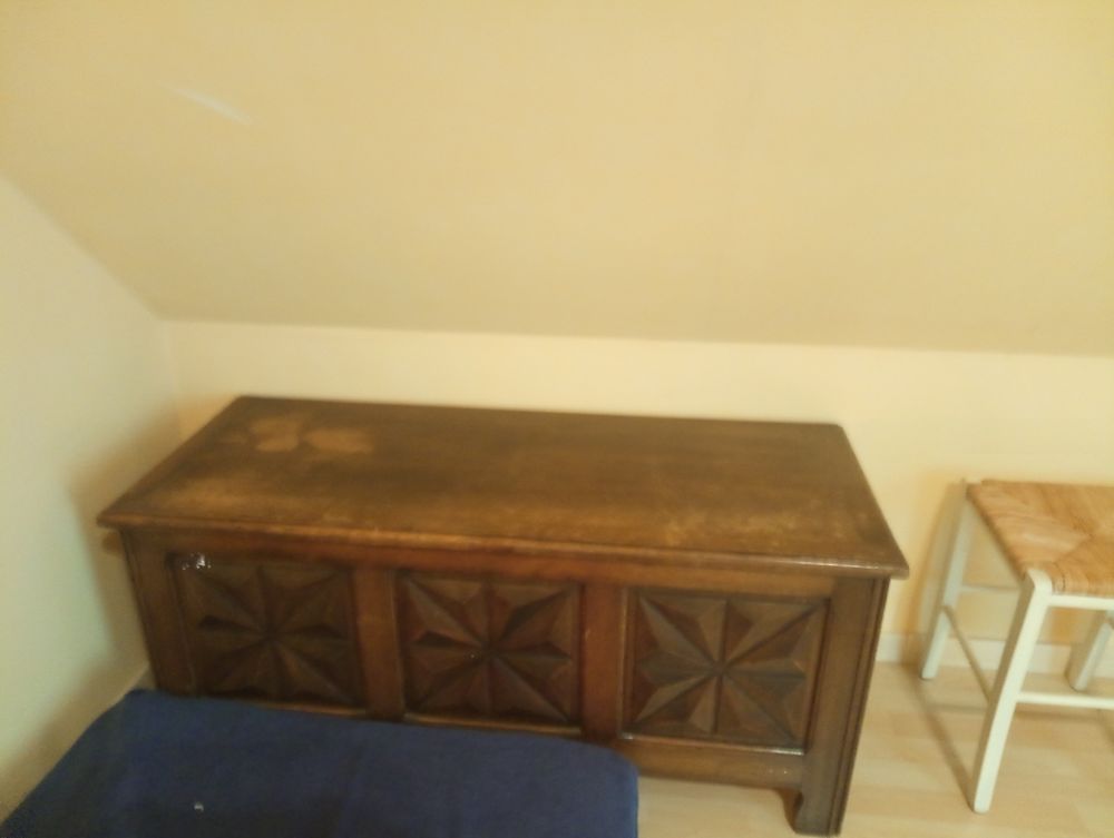 coffre maie ancienne � 100� , une commode a 60� et une table basse en bon �tat avec tiroir de bonne contenance a 50� 80 La Chapelle-Saint-Mesmin (45)