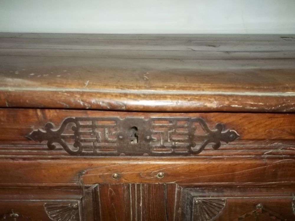 coffre de mariage tr�s ancien, ressemble � une maie.
0 Saints (89)