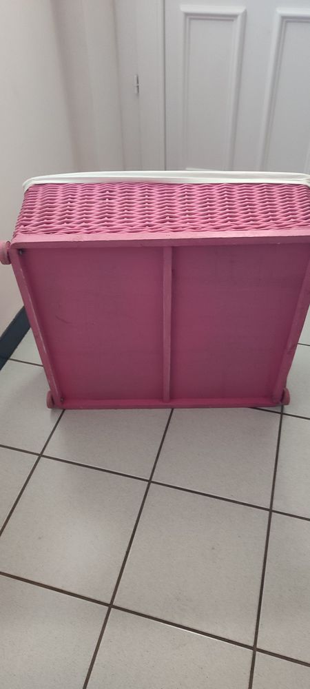 Coffre/bac � roulettes en rotin rose tr�s bon �tat 25 Biars-sur-C�re (46)