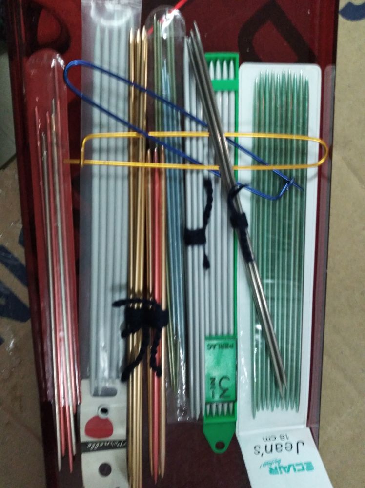 Coffret d'aiguilles � tricoter 5 Le Creusot (71)