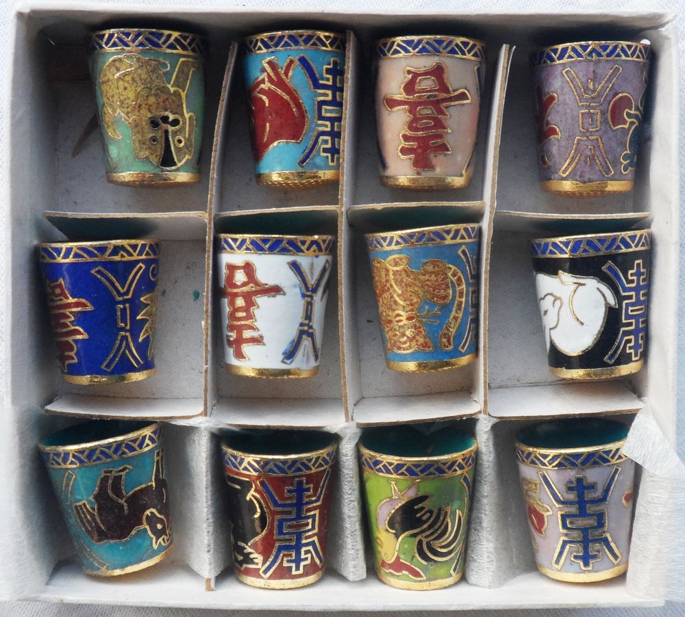 Coffret ancien de 12 d�s � coudre m�talliques Asiatique neuf 25 Castries (34)