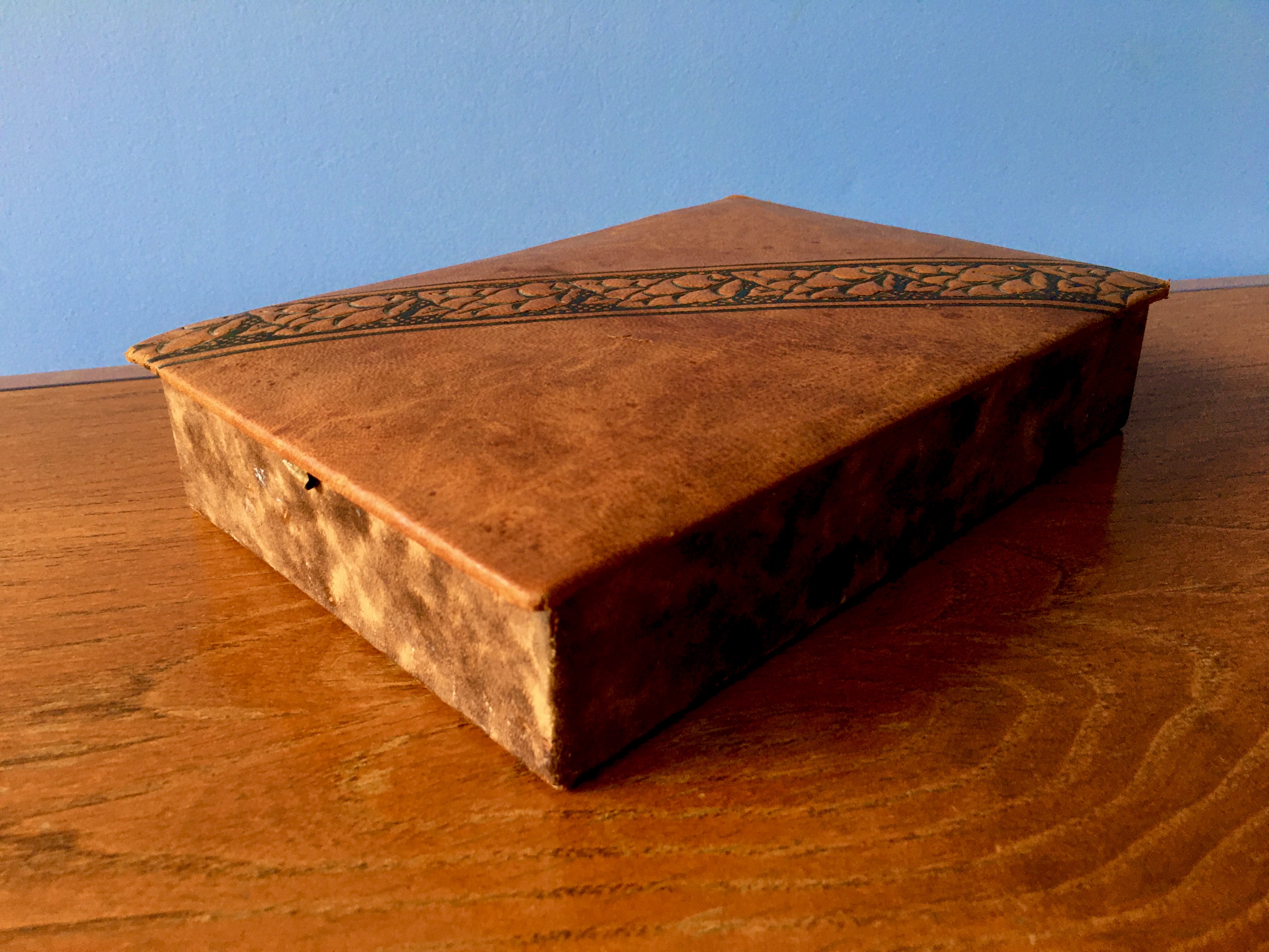 Coffret ancien en cuir v�ritable gaufr� ; milieu XXe 20 Merville (31)