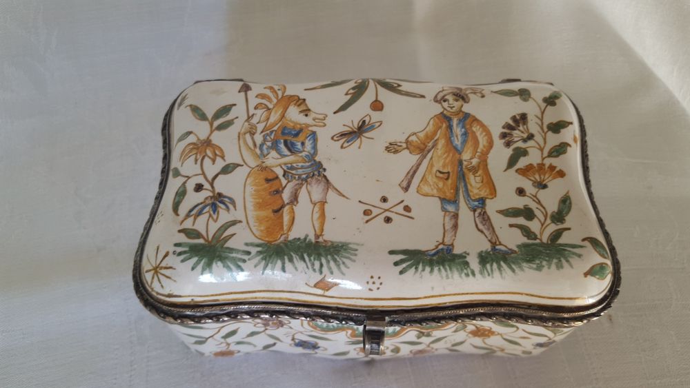 COFFRET ANCIEN EN FAIENCE 95 Saint-Rapha�l (83)