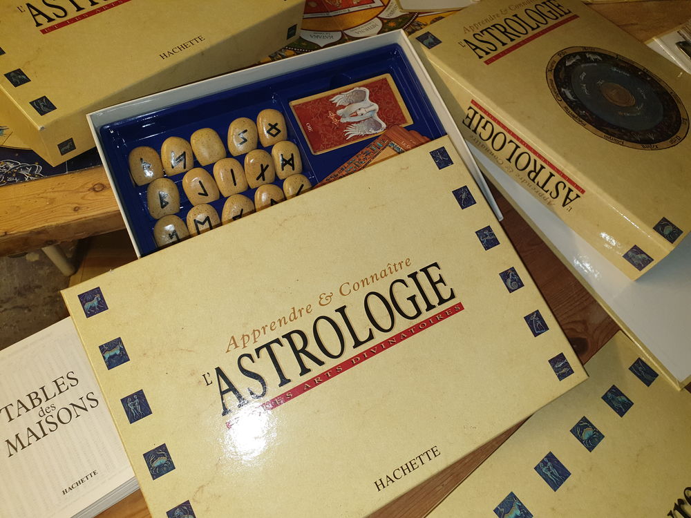 Coffret : Apprendre l'Astrologie, les Runes...... 45 Cahors (46)