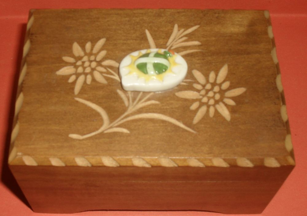 Coffret avec 6 f�ves. 15 Montreuil (93)