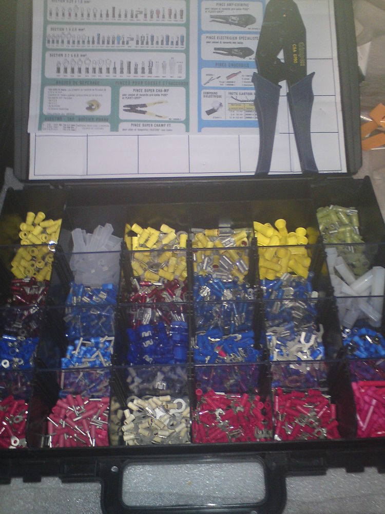 coffret avec pince a sertir 35 Le Creusot (71)