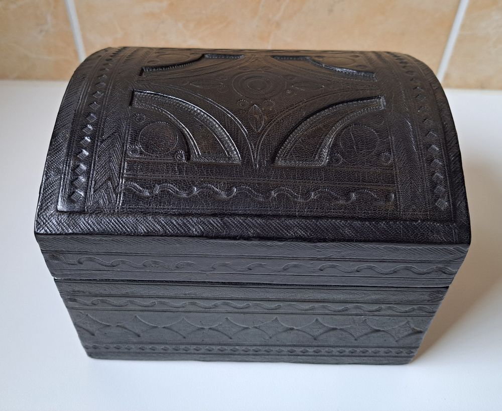 Coffret en bois recouvert de cuir noir 30 Marignane (13)