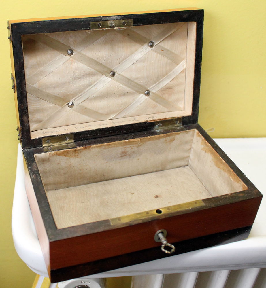 Coffret bomb� ancien miniature - Malle de poup�e XIX eme 70 Issy-les-Moulineaux (92)