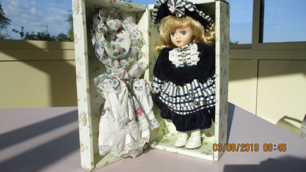 Coffret cadeau + poup�e porcelaine 30 Le Vernois (39)