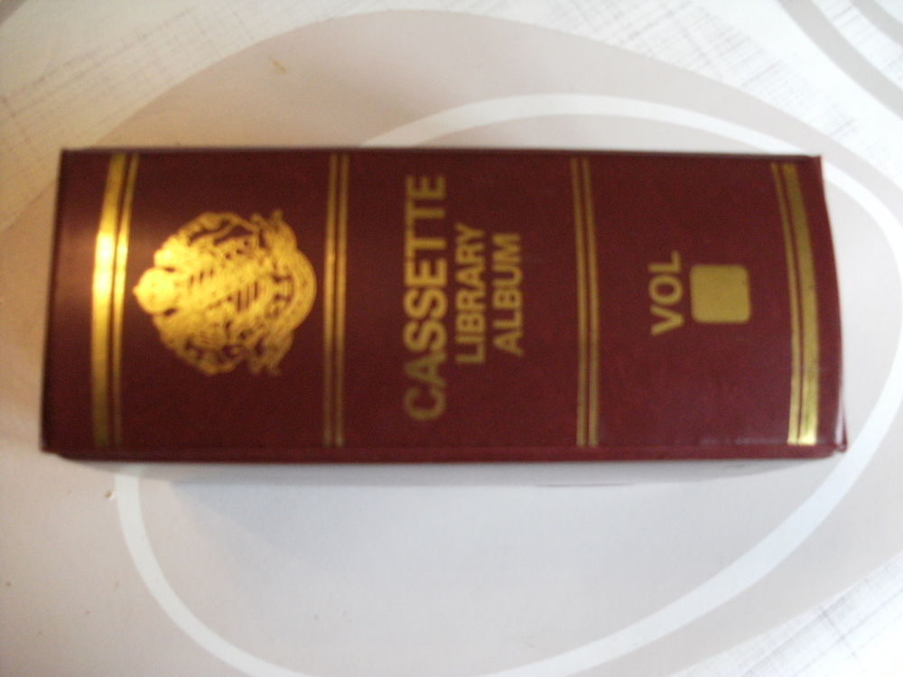 coffret 10 cassettes audio 
10 Yzeure (03)