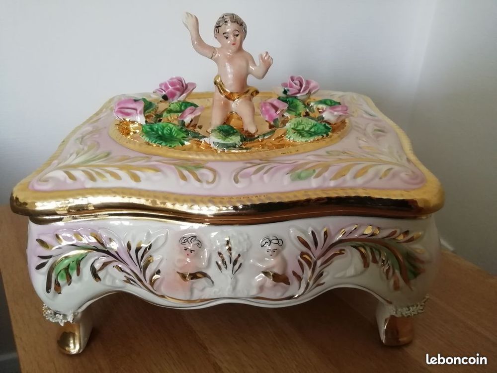 Coffret en c�ramique dor�e. 8 Vand�uvre-l�s-Nancy (54)