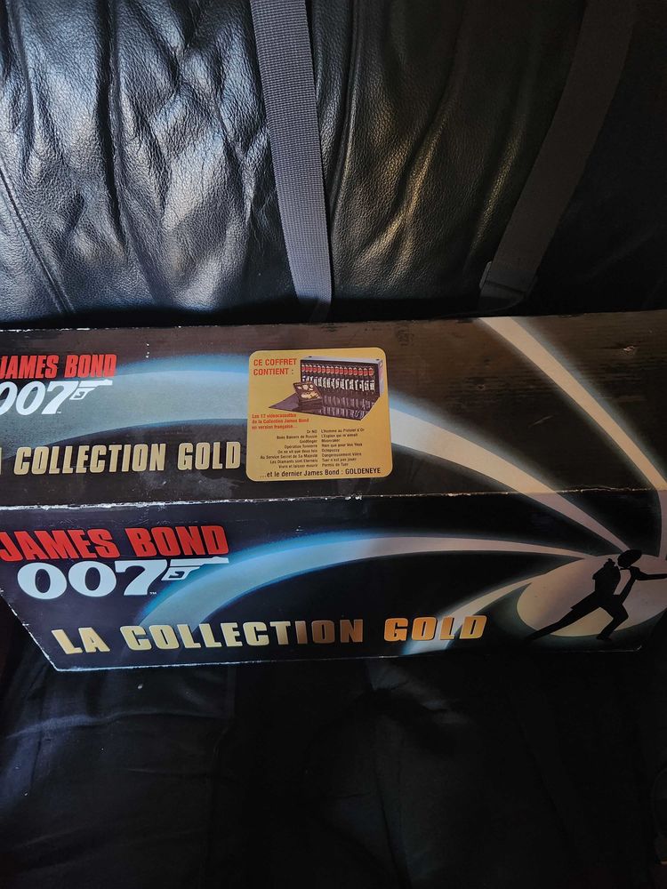 coffret Collection Gold de James-Bond en 17 vid�os cassettes non visionn� encore sous cellophane cause achat de la s�rie en DVD 211 Cr�mieu (38)