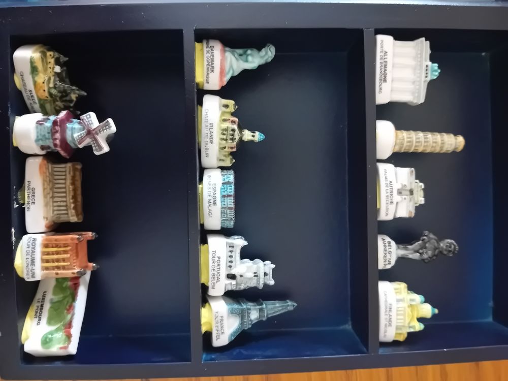 coffret de 15 feves les monuments d europe 30 Saint-Cyr-les-Vignes (42)