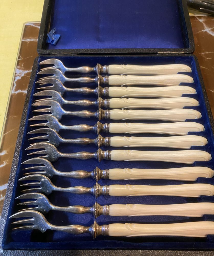 Coffret de fourchettes � huitres Napol�on III ivoire argent 340 Issy-les-Moulineaux (92)