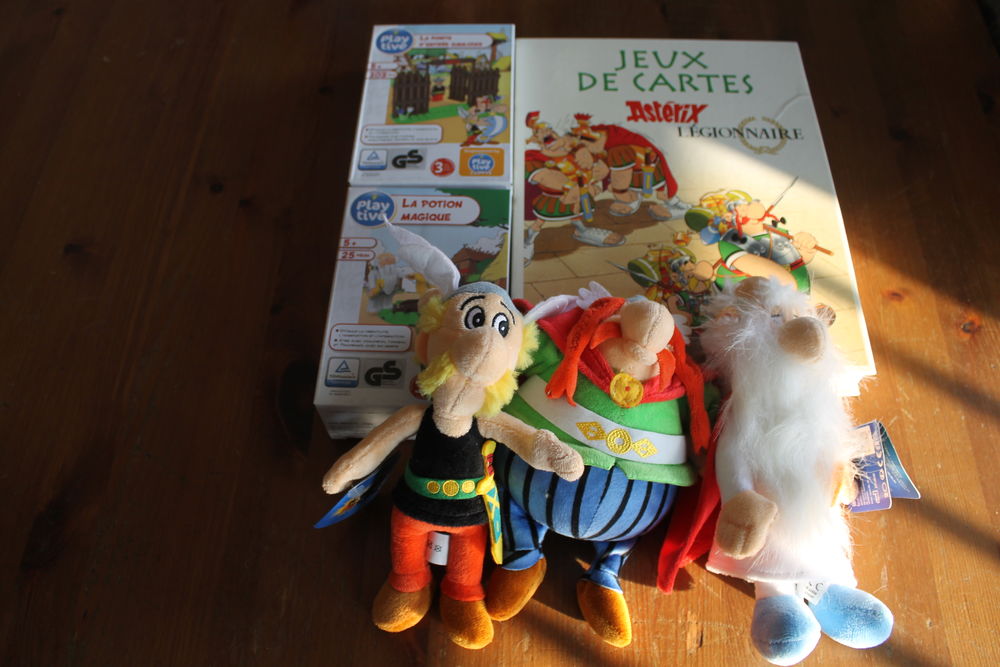 Coffret 2 jeux de cartes Ast�rix+2 btes de lego+3 peluches 25 Paris 19 (75)