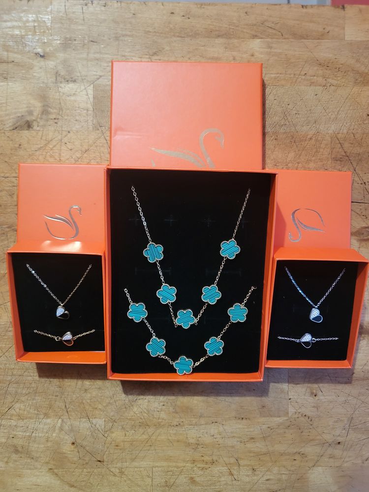 Coffret en parure en acier inoxydable 
Bracelets + Boucles 
35 Metz (57)