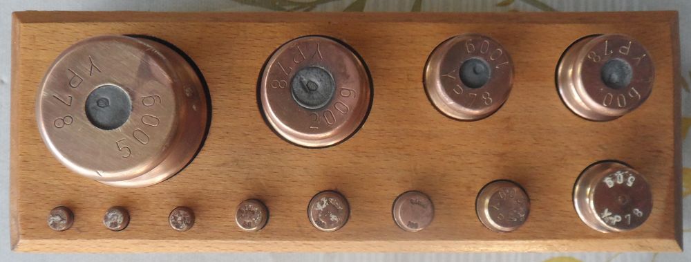 Coffret de 12 poids en cuivre
en super �tat 40 Castries (34)